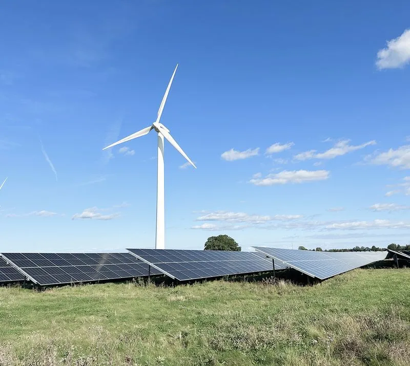 Vindmølle og solceller