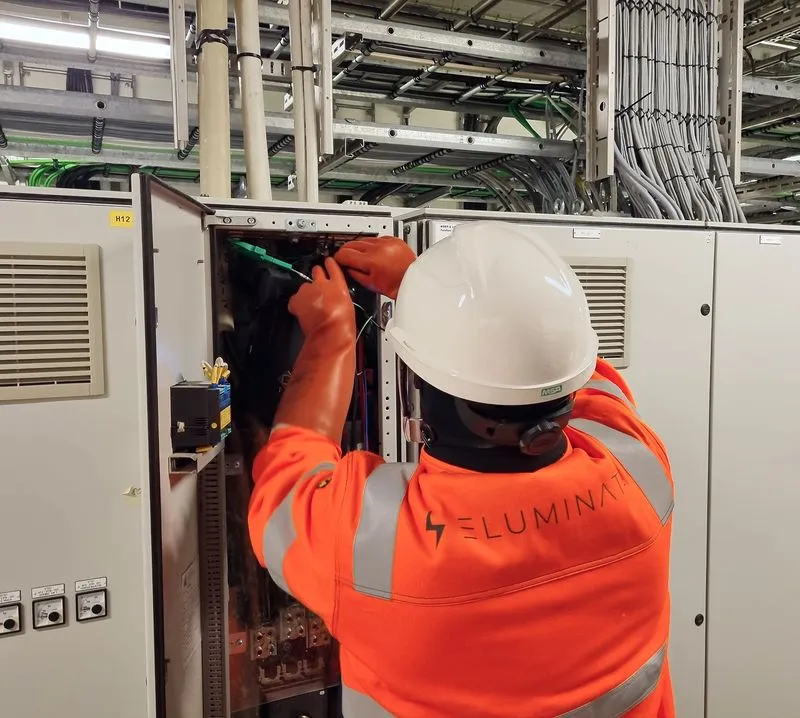 Eluminate-tekniker arbejder på elektrisk udstyr